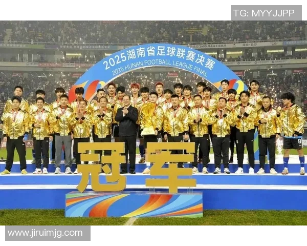 足球明星荣耀时刻精彩集锦奖杯背后的奋斗与梦想 足球明星荣耀时刻精彩集锦奖杯背后的奋斗与梦想